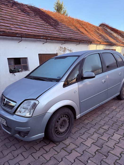 Opel Meriva uszkodzony