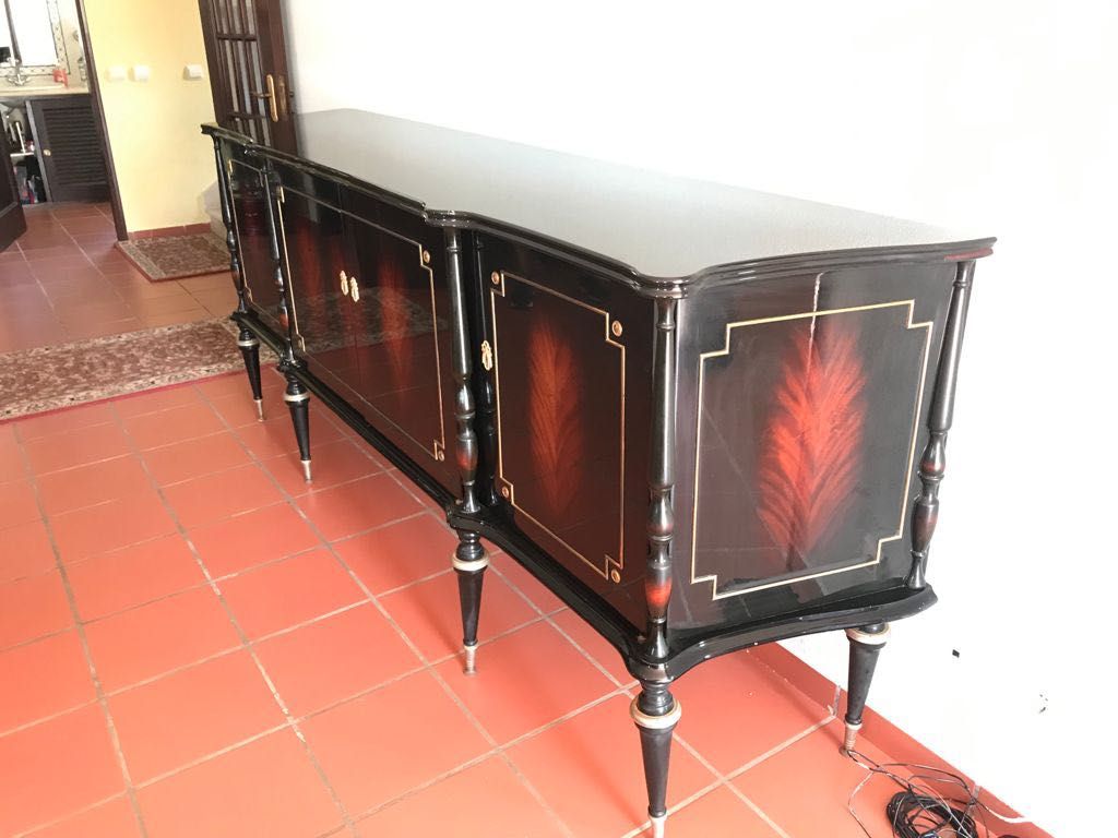 Aparador Antigo com excelentes acabamentos