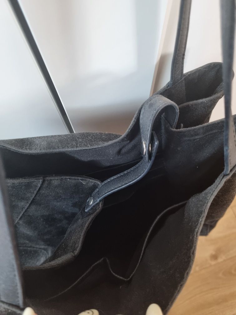 Czarna zamszowa torebka shopperka Mohito