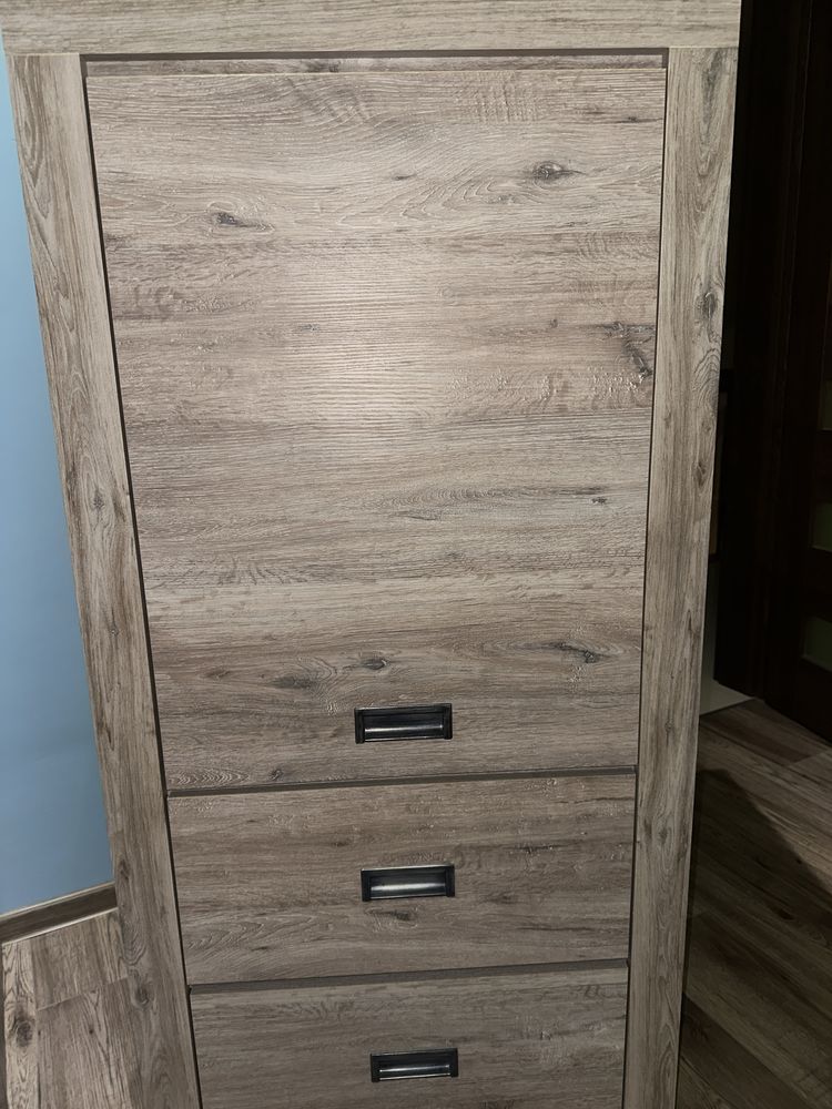 Szafki 66,5 × 138 × 40 cm – pojemne i w świetnym stanie!