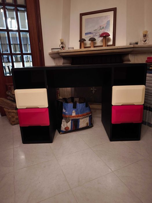 Secretária preta com gavetas rosa e brancas