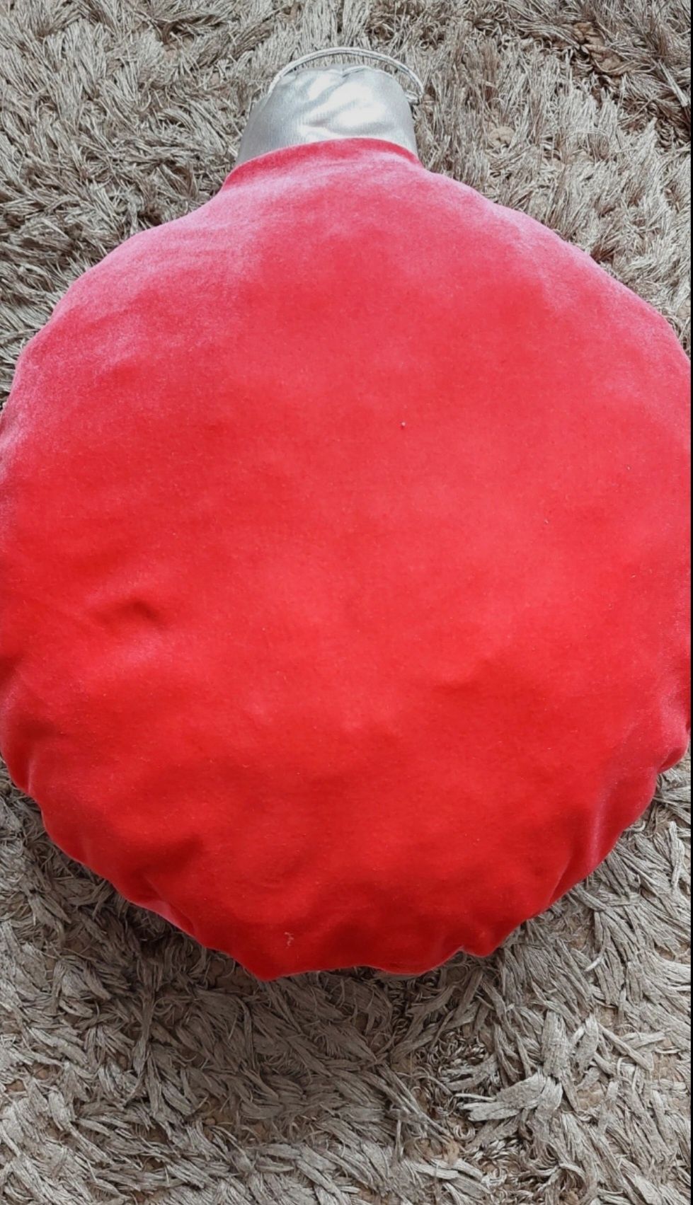 Czerwona poduszka ozdobna w kształcie bombki