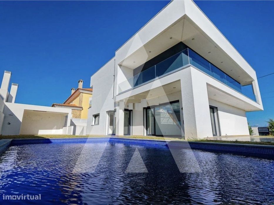 Moradia de Luxo com piscina e jardim a estrear