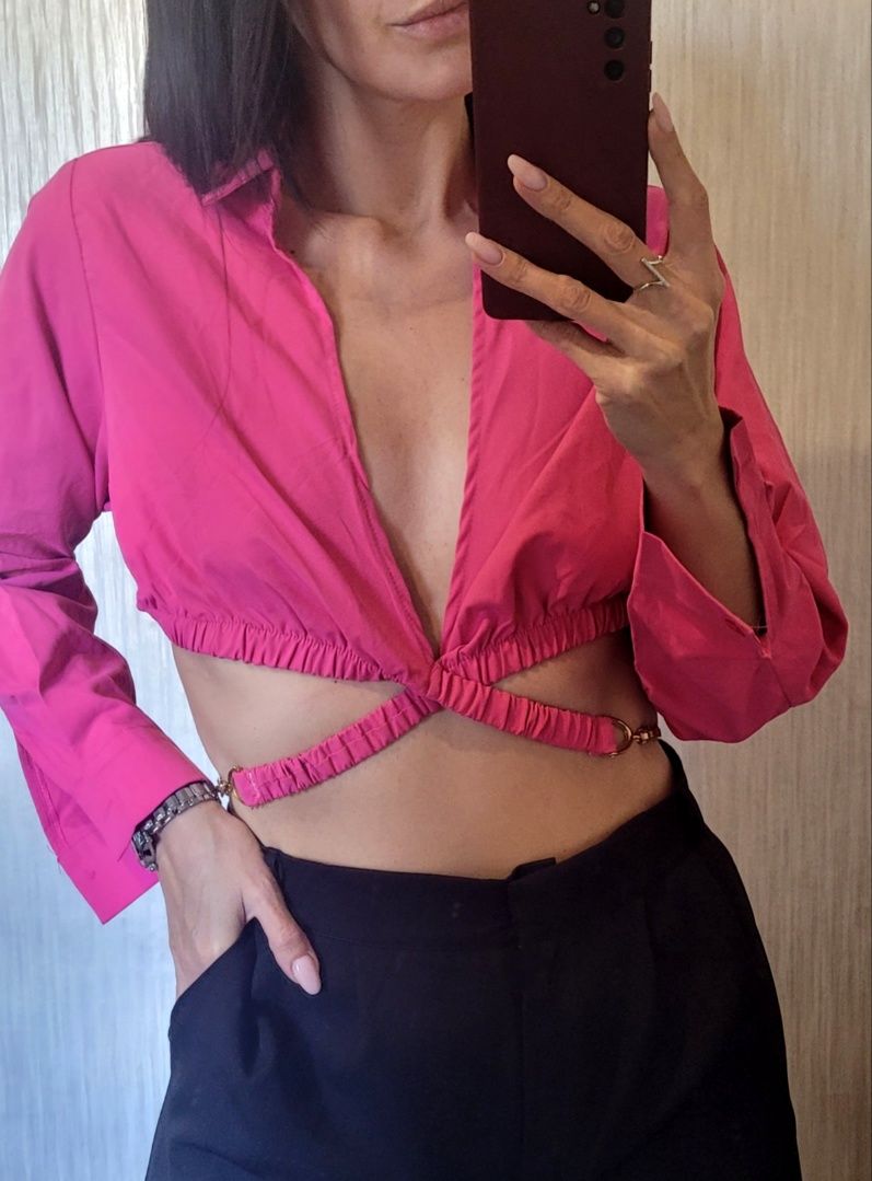 Яскрава рожева блуза вкорочена