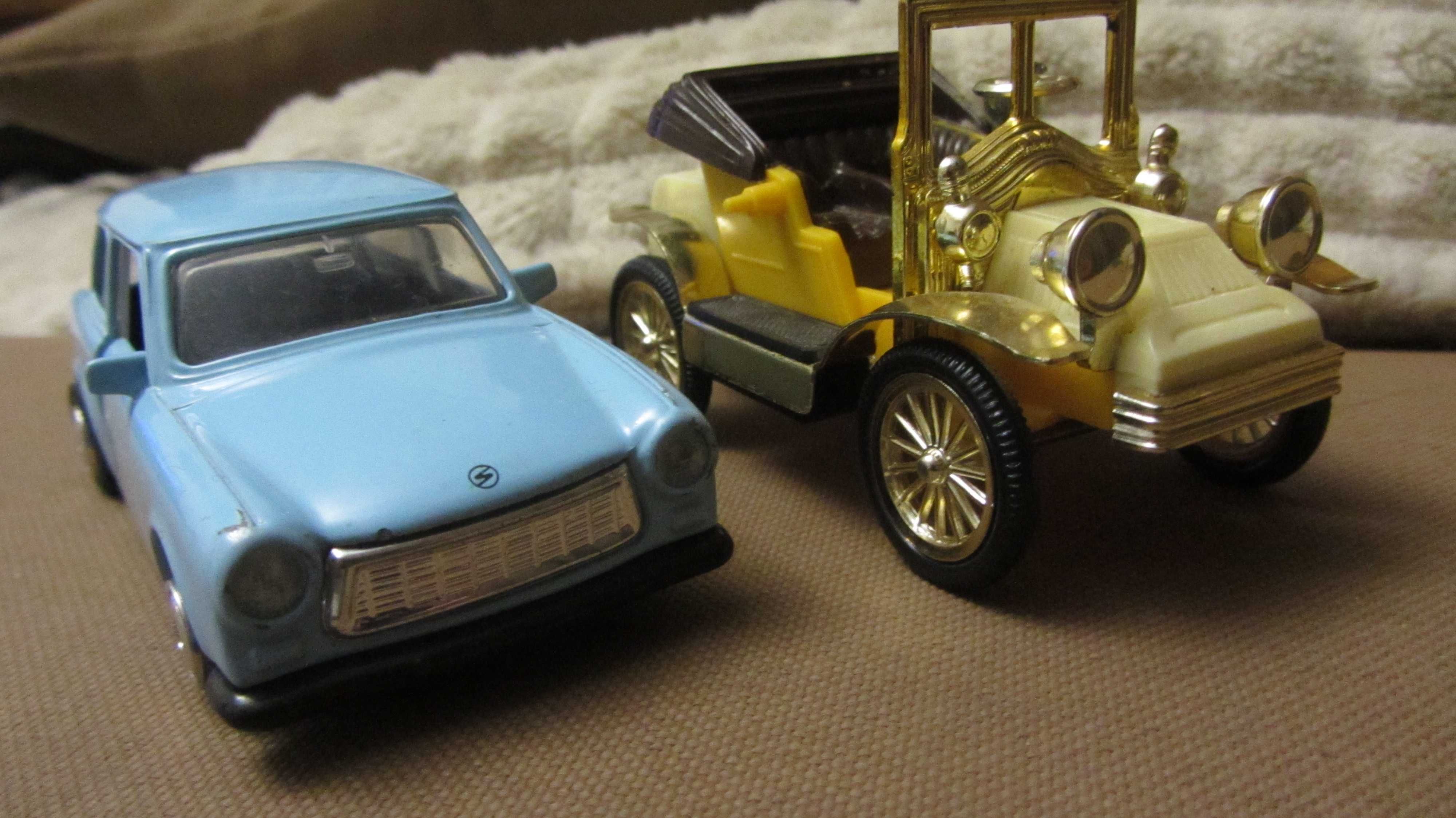 Одним лотом 2 автомоделі Trabant 601-S та ретро-авто ГДР.