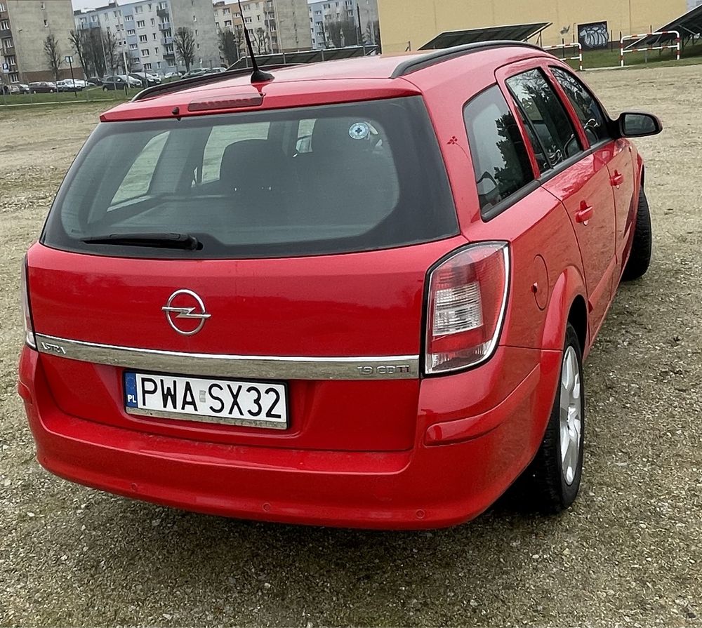 Opel Astra czerwony