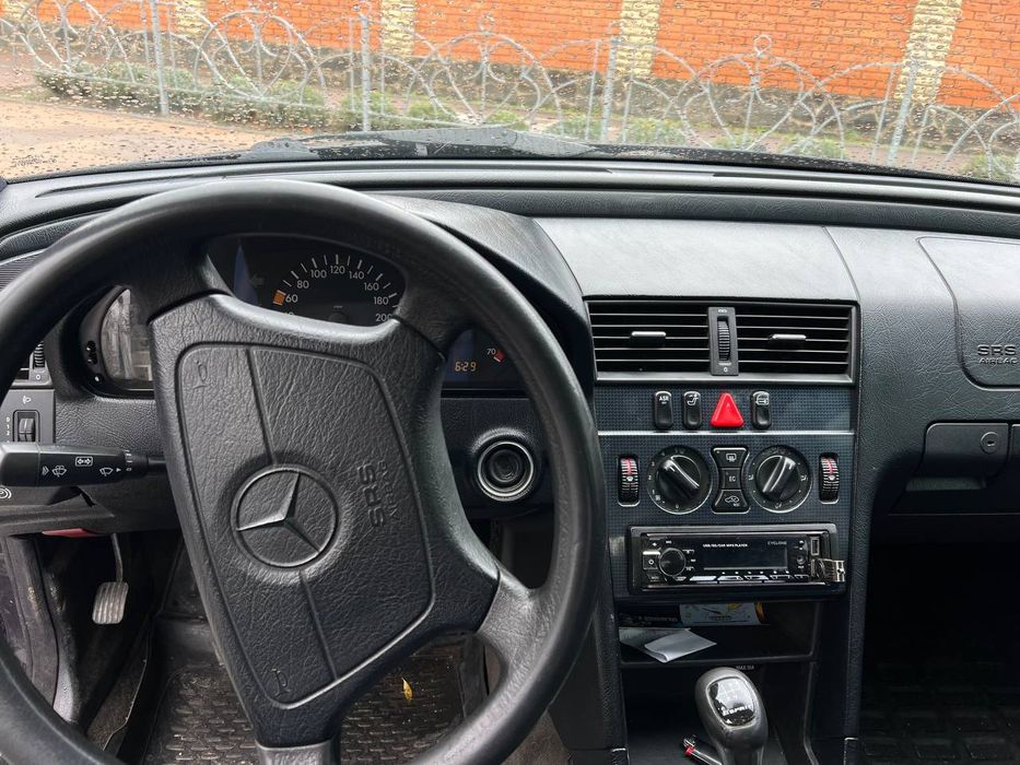 Продам мерсіка с 200 1998 року в гарному стані.