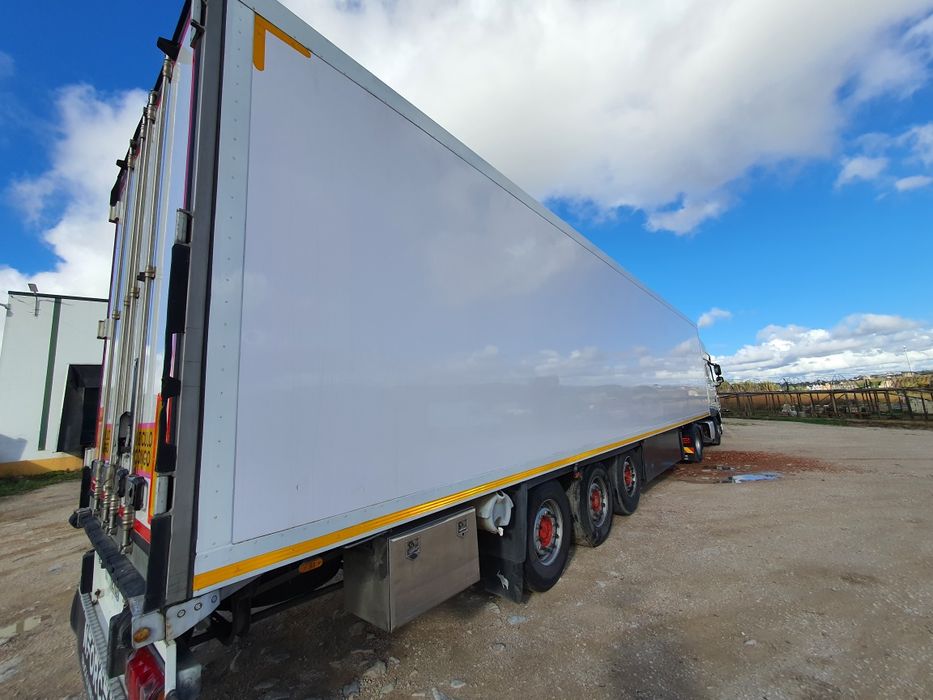 Camião Daf com reboque frigorífico.