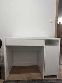 Białe biurko w idealnym stanie