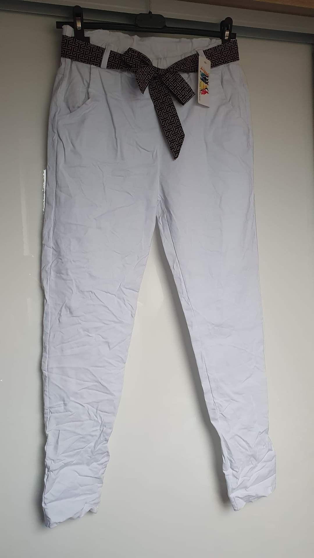 Spodnie damskie gnieciuchy białe z apaszką NOWE