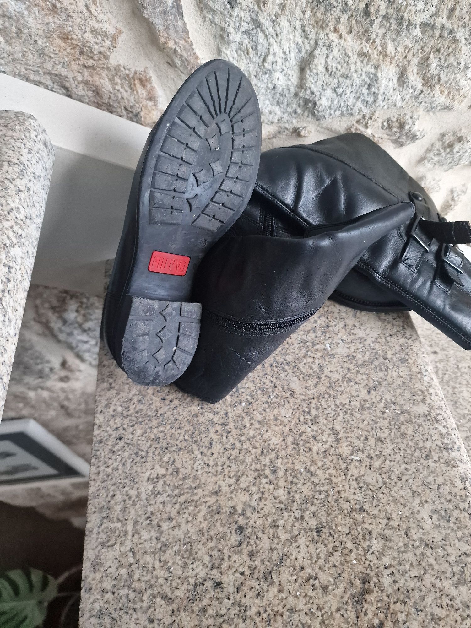Botas com cano pretas da foreva pele genuina