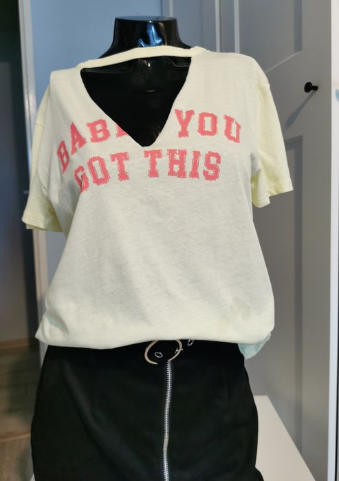 T-shirt z chokerem Reserved