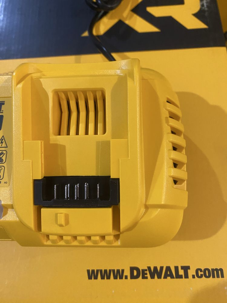 Зарядка dewalt 18V DCB118 девальт нові