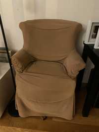 2 cadeiras de madeira com estofos e capa