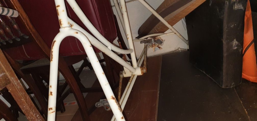 Bicicleta estática muito antiga, para restauro