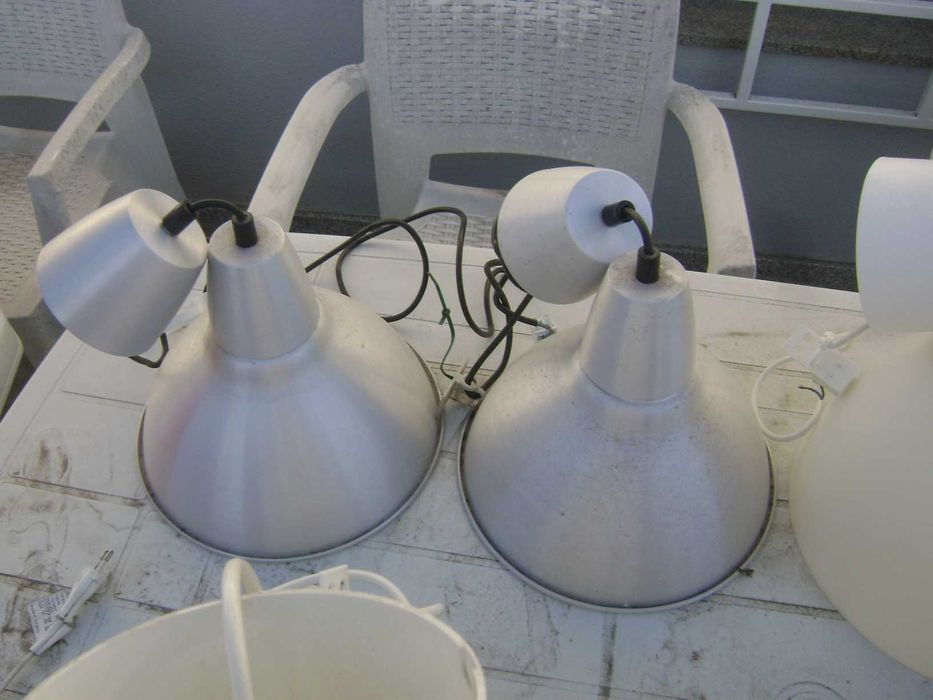 Candeeiros de teto e candeeiro de mesa de cabeceira