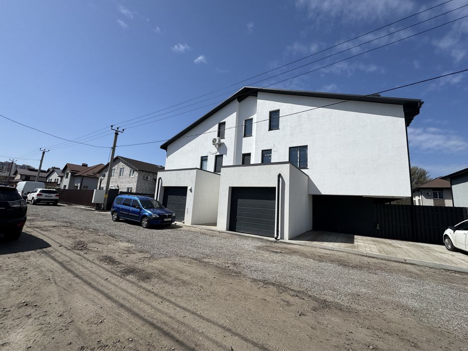 Продам частину будинку з сучасним ремонтом та своїм парко місцем.