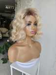 Peruka Giselle jasny perłowy blond naturalny efekt fale loki