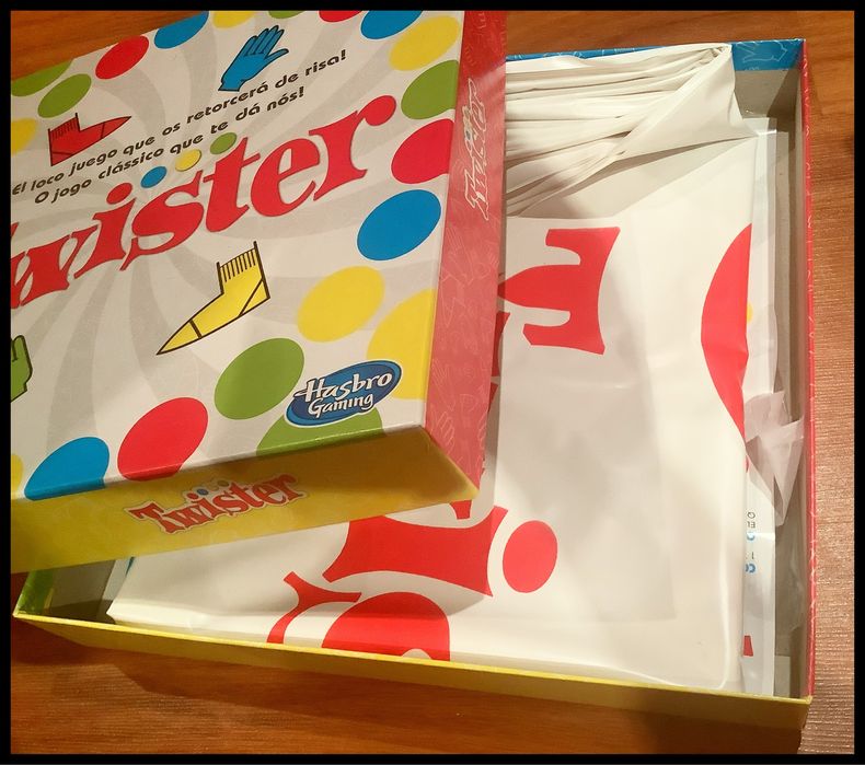 3 Jogos de Tabuleiro ‘Twister’, ‘Mega Fun Cubes’, ‘Pizza’ .