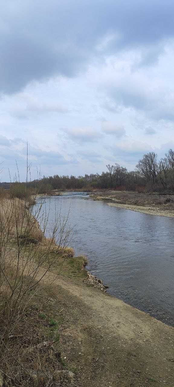 Продам землю з дачею в околицях міста в тихому місці