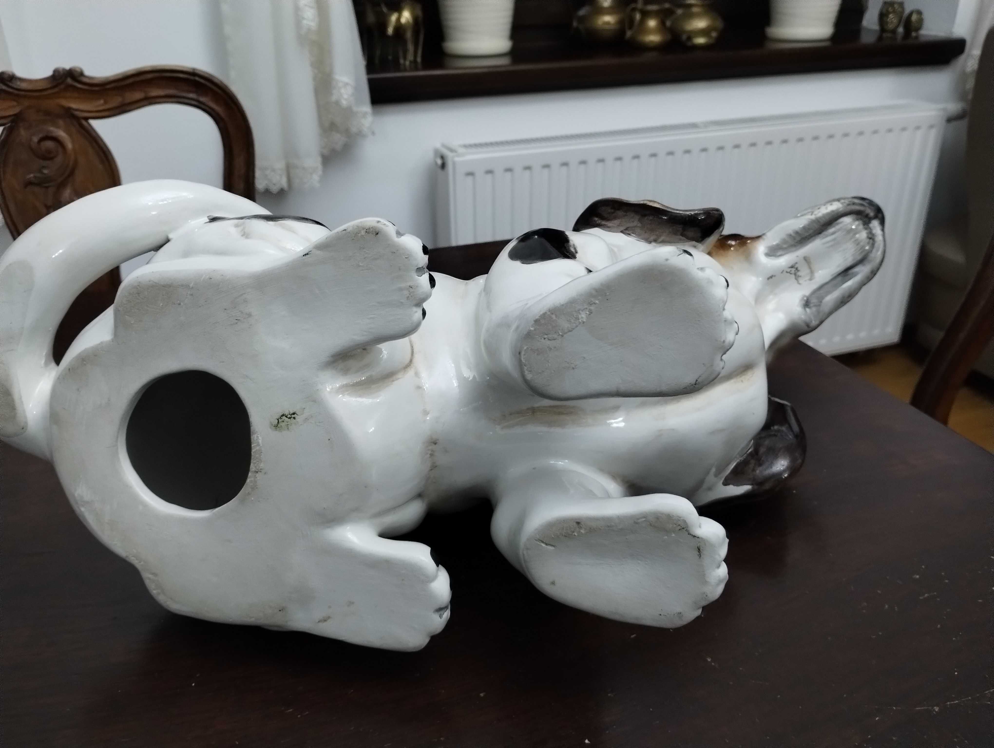 Pies z porcelany Basset Hound z włoskiej ceramiki.