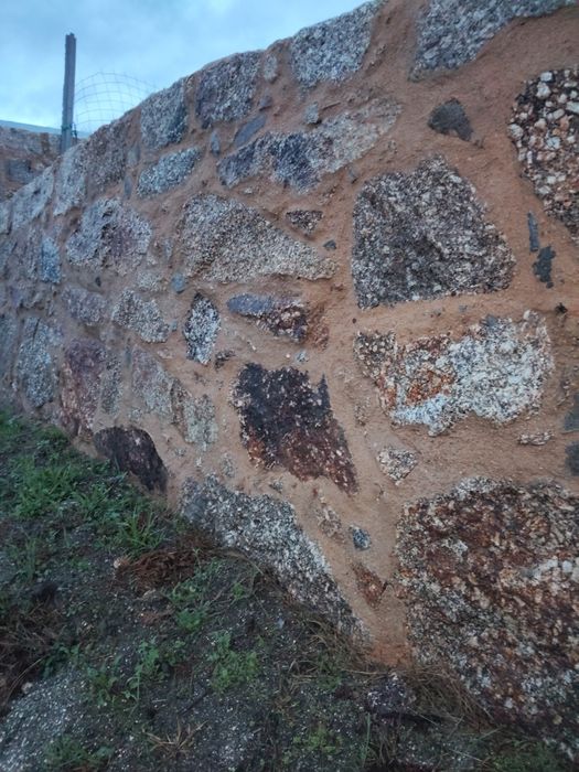 Muros em pedra lavrada.
