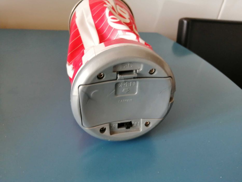 Lata coca cola dançante