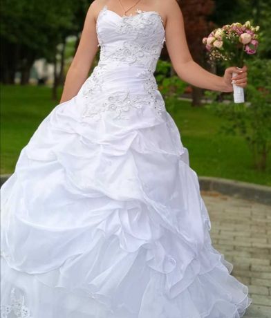Білосніжна, пишна весільна сукня