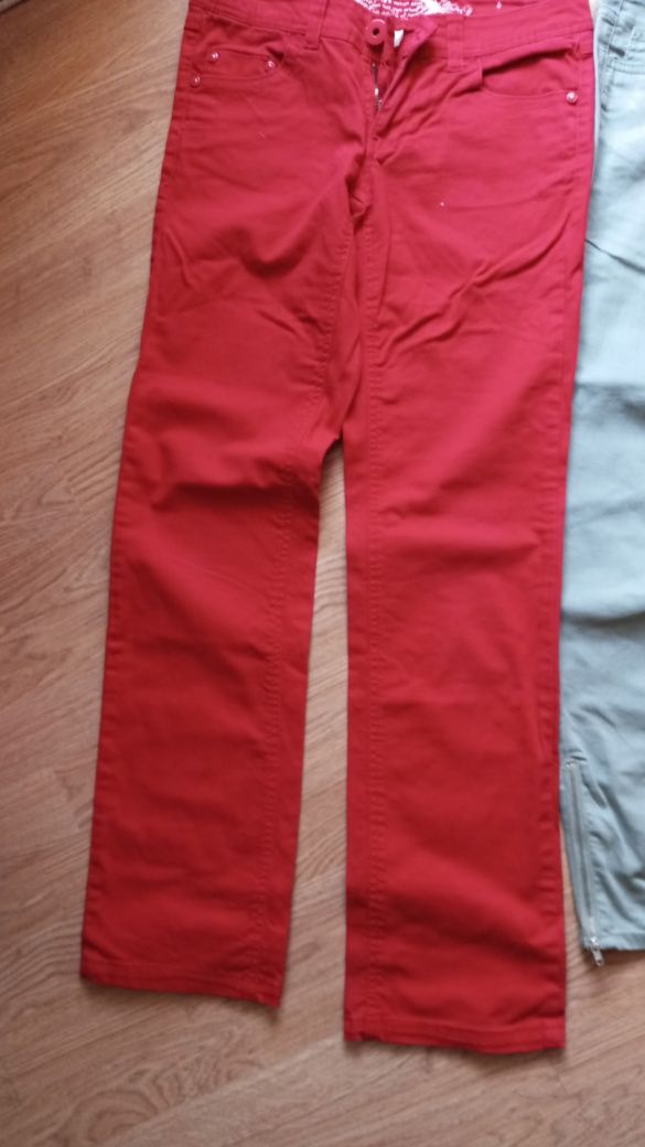 Czerwone spodnie jeansowe colours of the worid