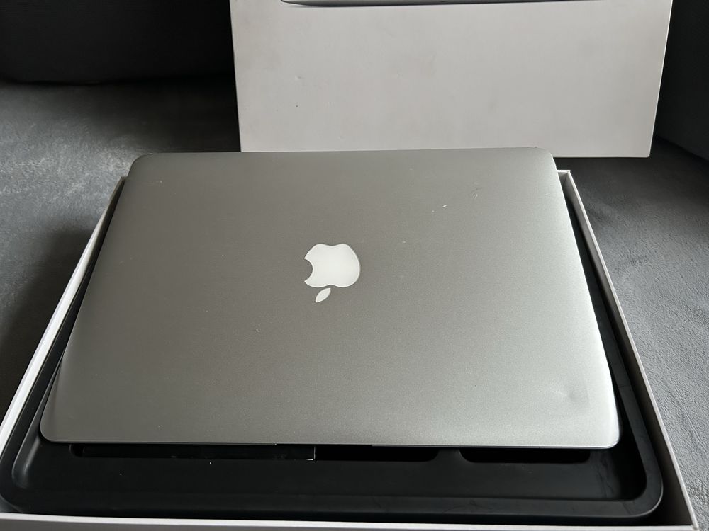 Продам MacBook Air 4 Гб/128 ГБ/Corel i5