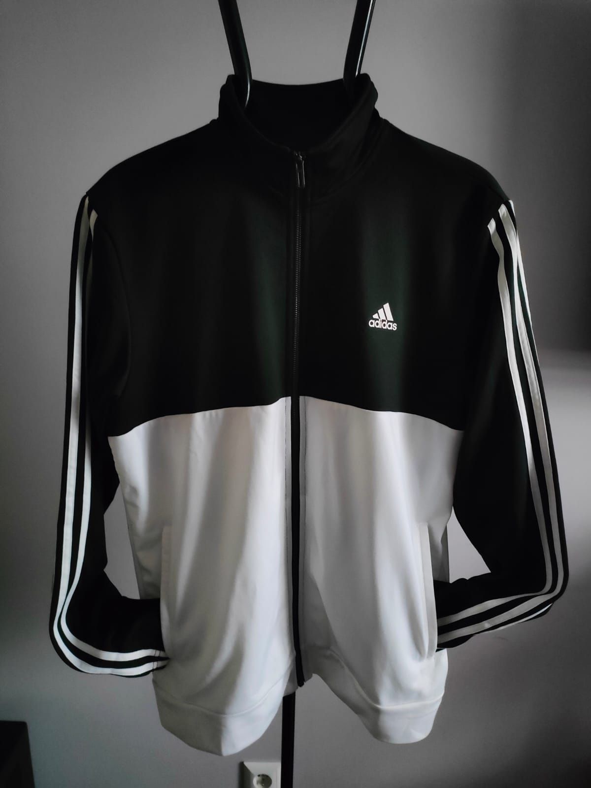 rozpinana sportowa bluza ADIDAS na wiosnę , jak nowa