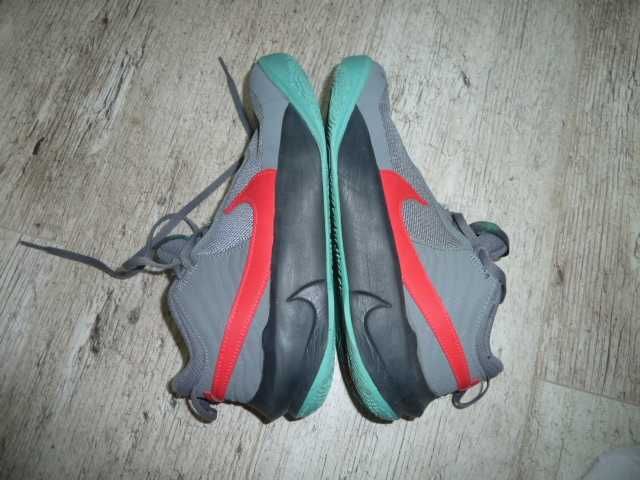 Баскетбольные кроссовки nike hustle, р 38,5 стелька 24,8 см ( UK 5.5)