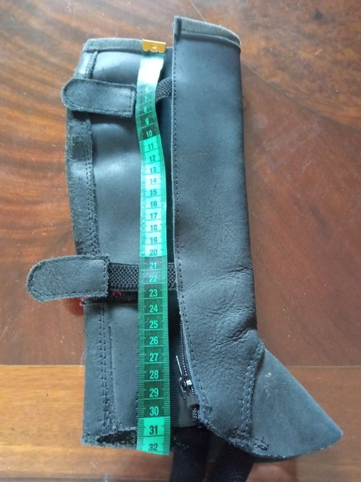 Czapsy skórzane dla dziecka