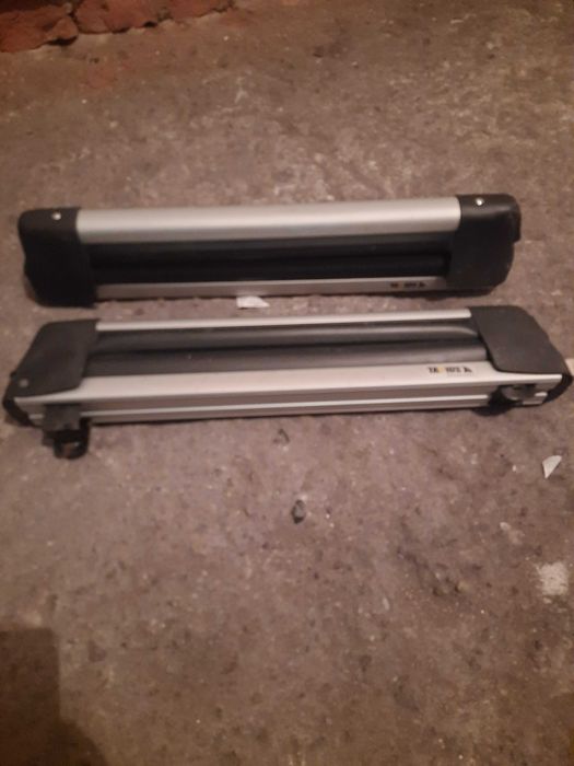 Bagażnik na 2 pary nart