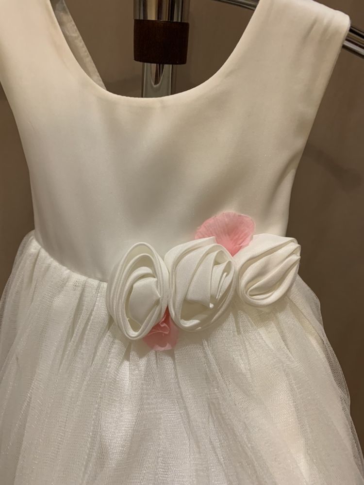 Нарядное платье с лепестками роз