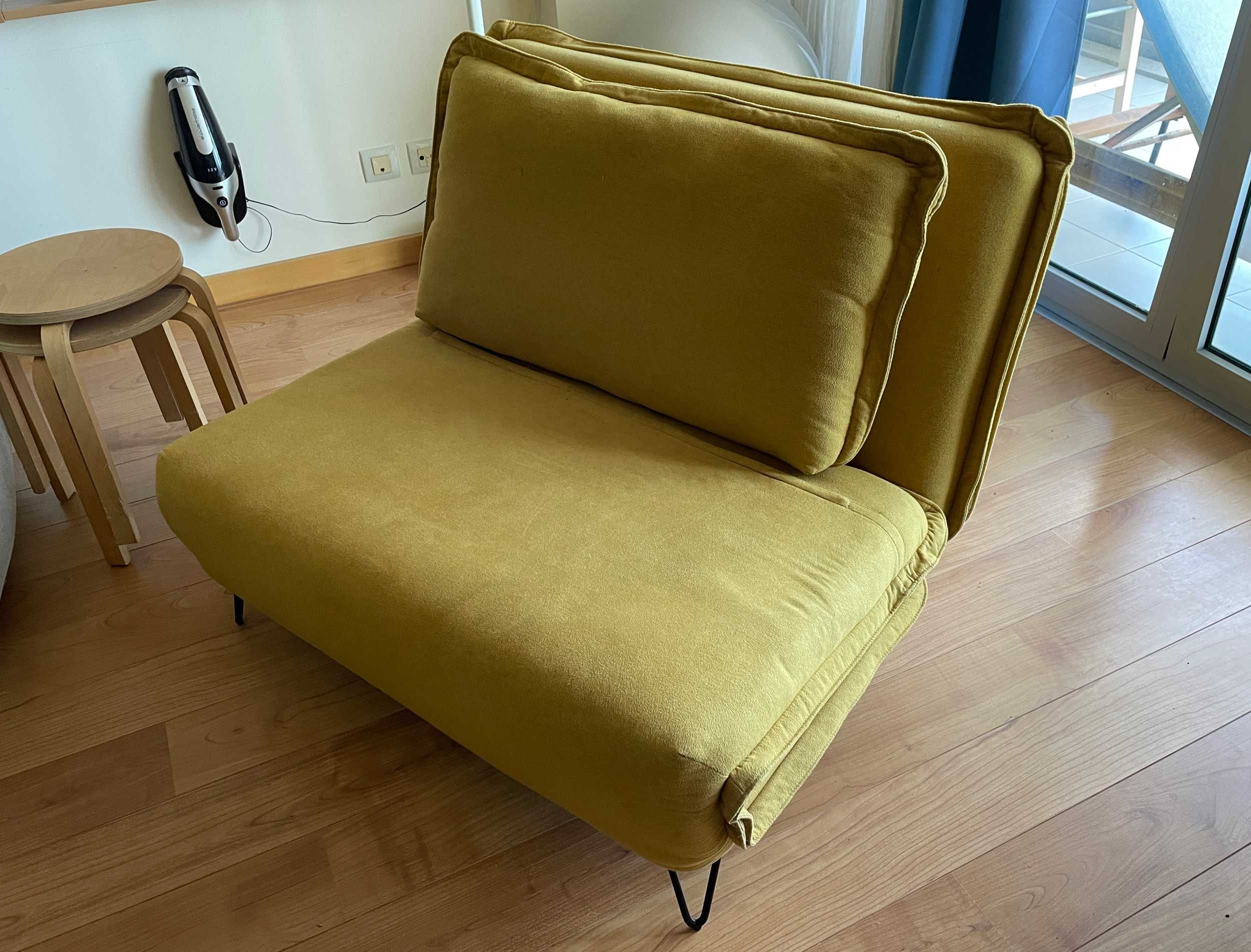 Sofá-cama de 2 lugares amarelo mostarda: Kave Home Miski