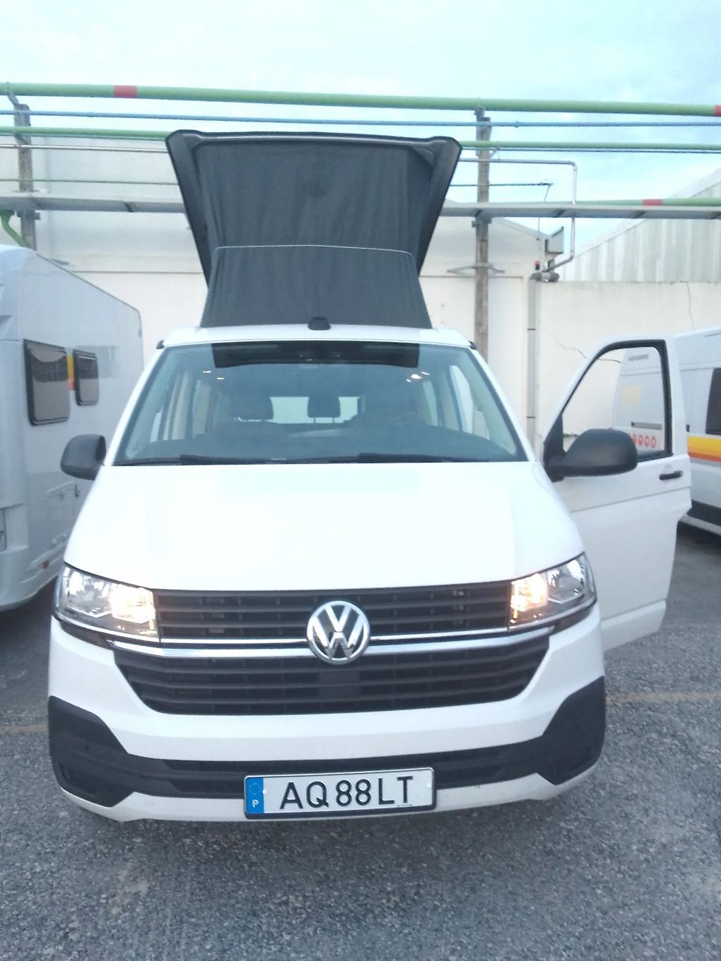 VW California Coast Volkswagen California Camper | 2 Camas – Dorme 4 Pessoas | Kitchenette + Cama no Teto