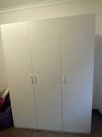 Roupeiro branco de três portas como novo do Ikea
