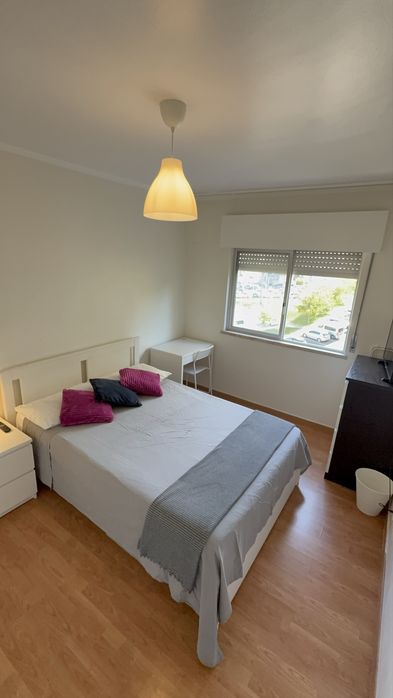 Quarto para casal em Odivelas a 5 minutos da estação de comboio