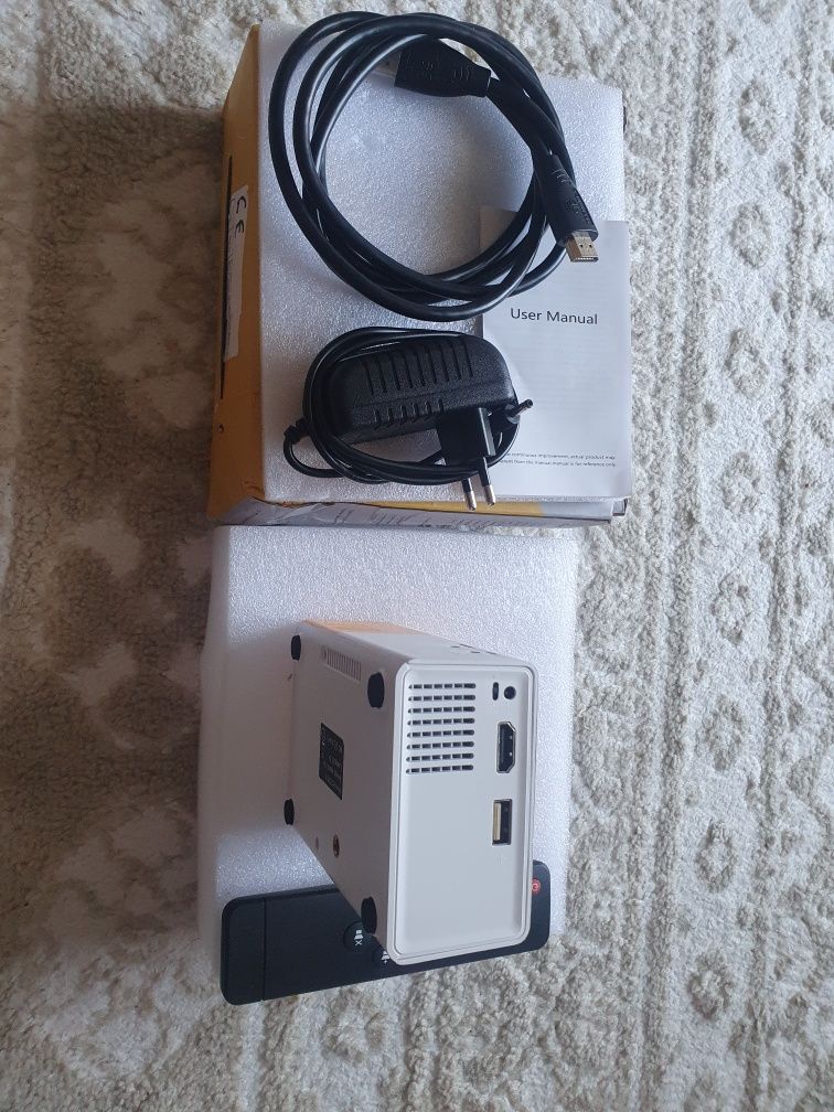 Projetor Full HD 1080p com HDMI – Negociável