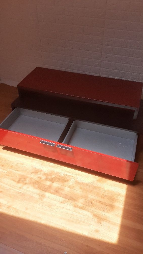Vendo móvel de TV e estante com  prateleira de vidro.