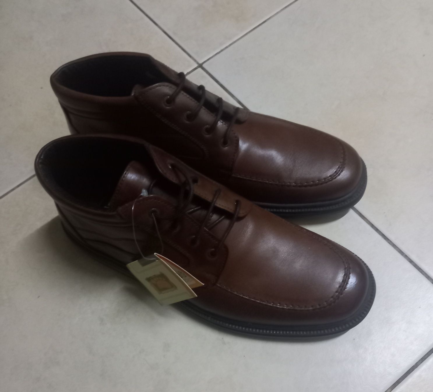 Vendo botins  em pele novos nunca usados