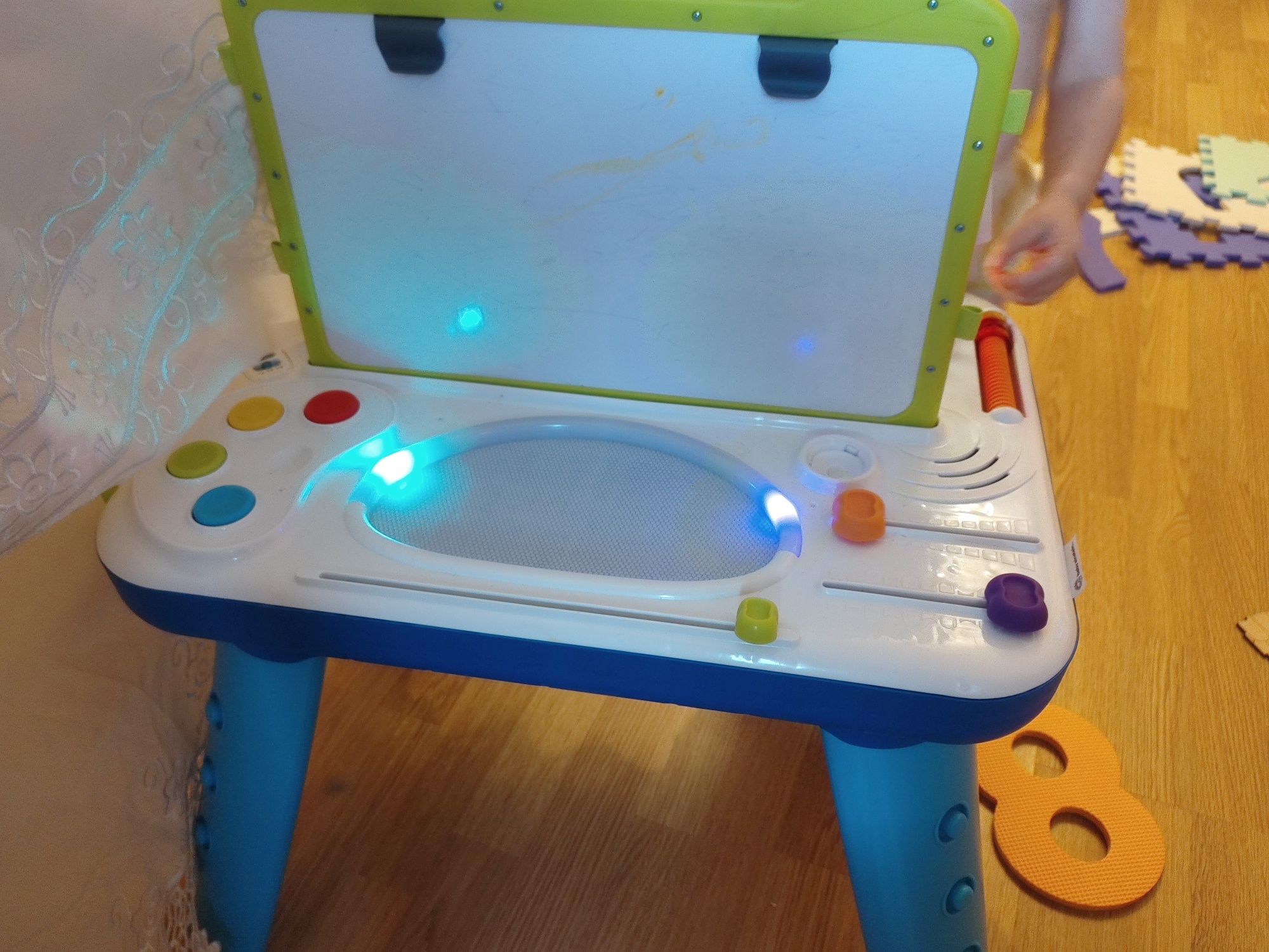Продам Ігровий центр Baby Einstein Curiosity Table