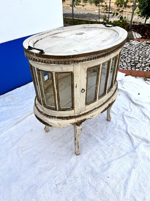 Cristaleira branca tipo bar com bandeja