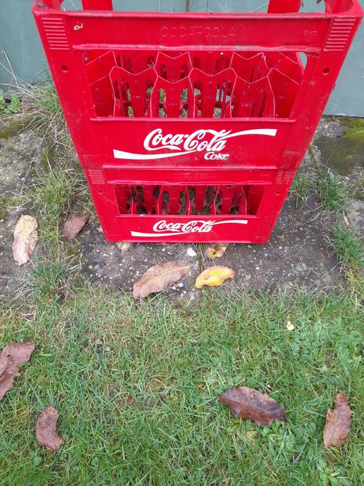 Sprzedam 2 czerwone skrzynki Coca Cola.