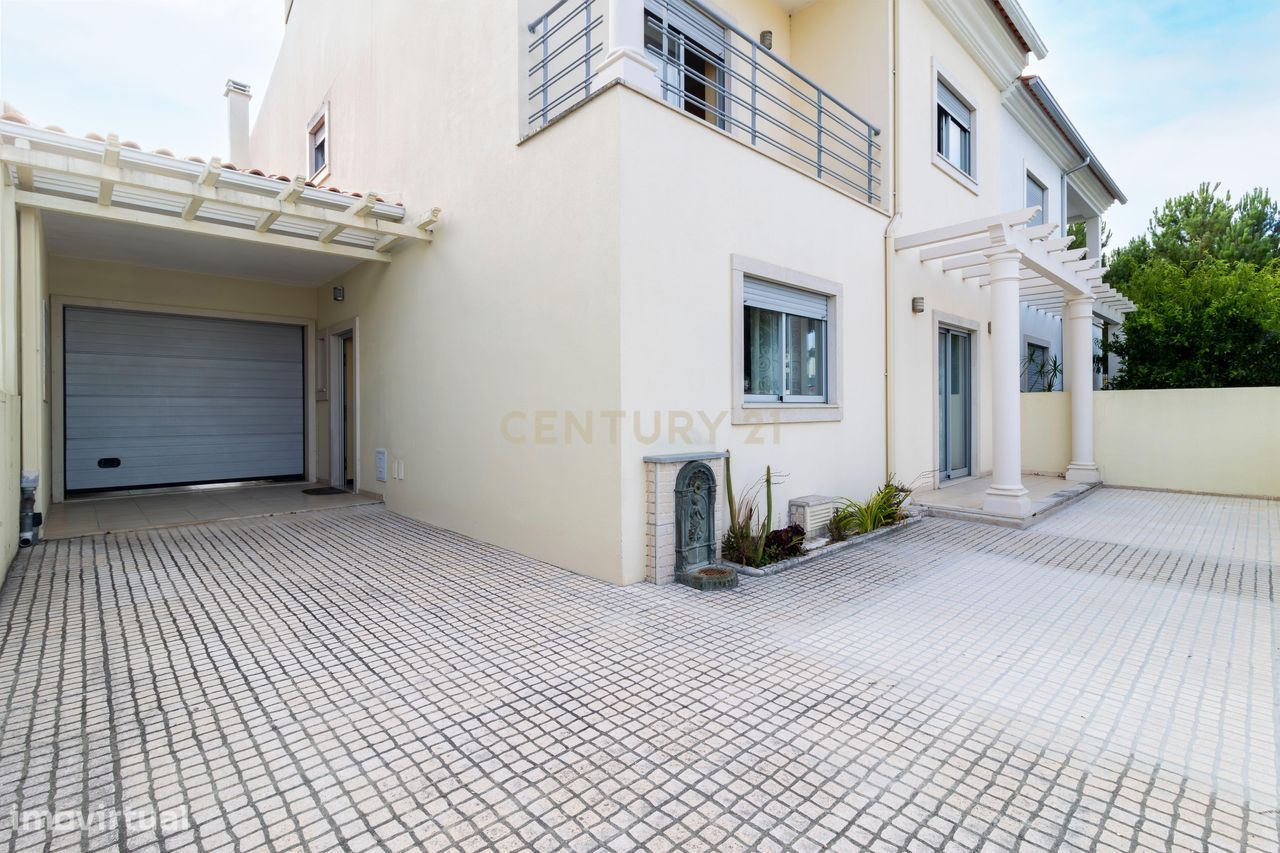 Moradia T4 com Piscina Privativa na Marinha Grande