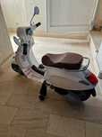 Vespa original para criança,com muito pouco uso.
