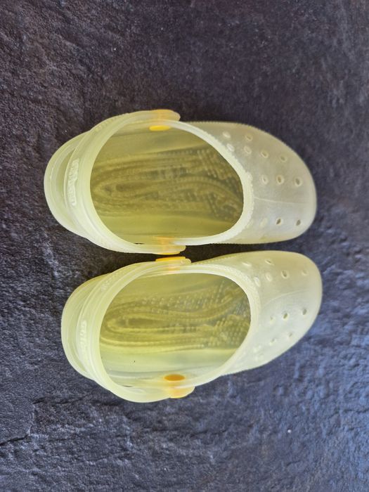 Crocs amarelas número 24