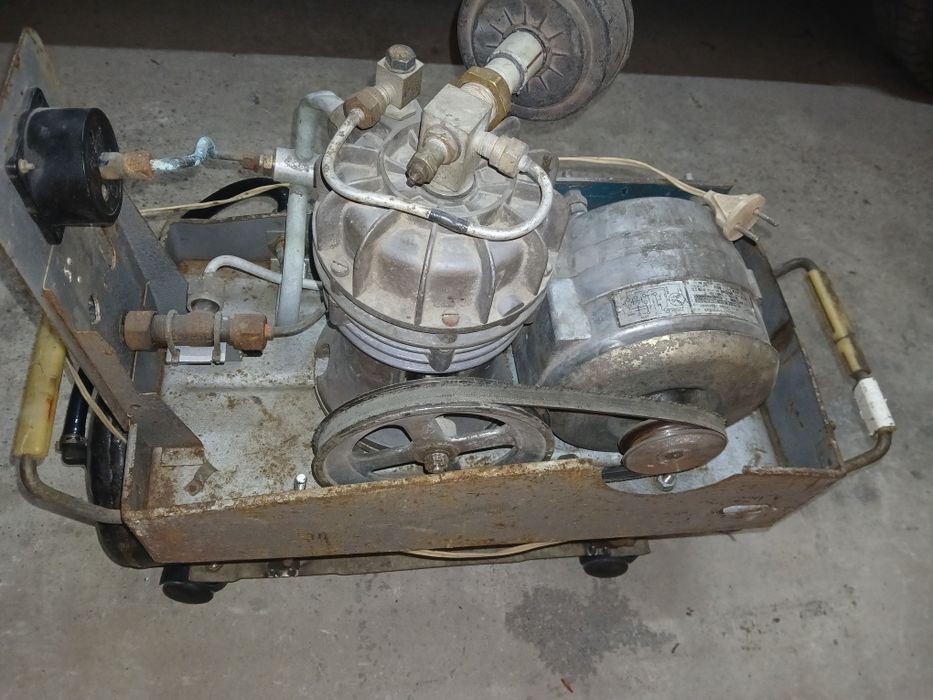 Продам  компресор 220в