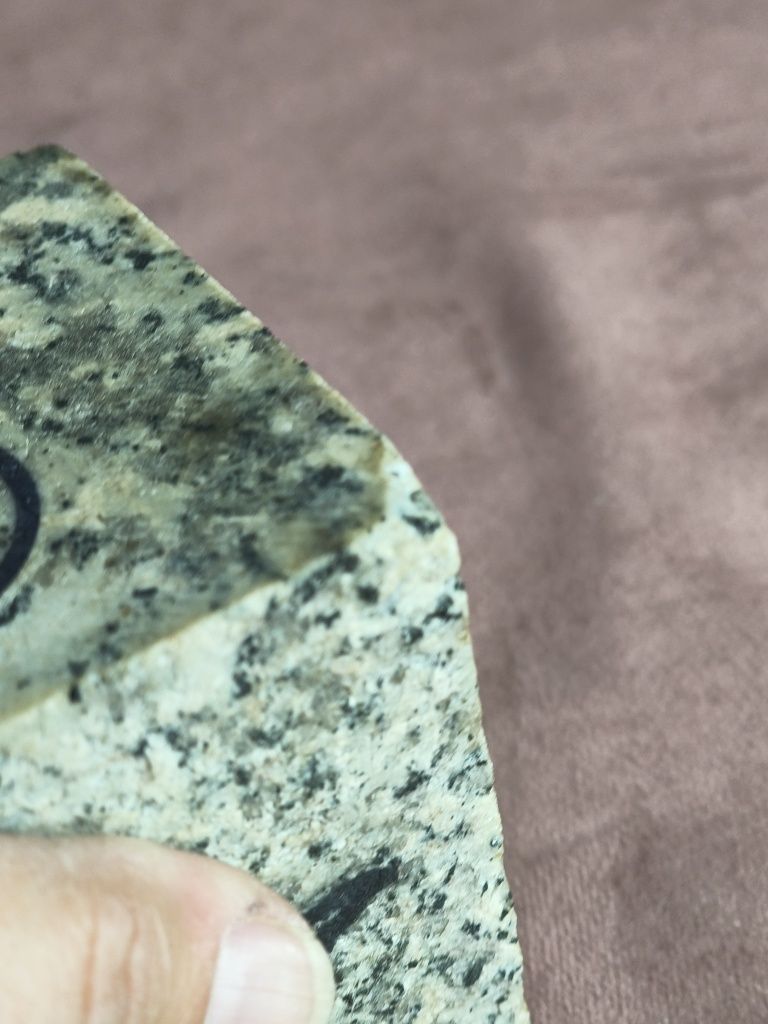 Kostka granitowa z wyciętymi symbolami planet 83